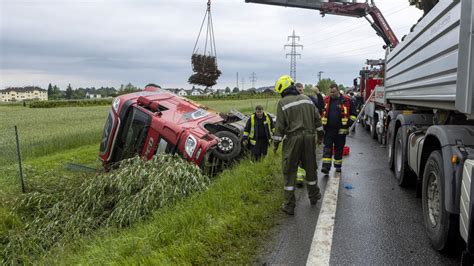 B37 Stundenlang Gesperrt Lkw Landete Im Graben