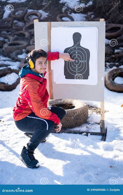 Entra Neur Aidant Les Jeunes Viser Avec Une Arme De Poing L