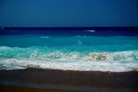 Espumas De Olas De Olas De Mar Tranquilas En La Playa Del Mar Egeo