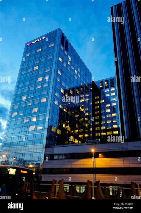 Immeuble de bureaux moderne en verre de Natixis à Paris au crépuscule