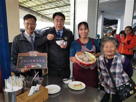 黃偉哲傳統市場發紅包 攤商熱情餵食 時事 中時