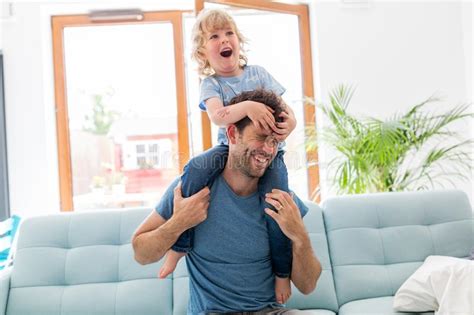 Pre Jouant Avec Son Fils Sur Le Sofa Image Stock Image Du Rire