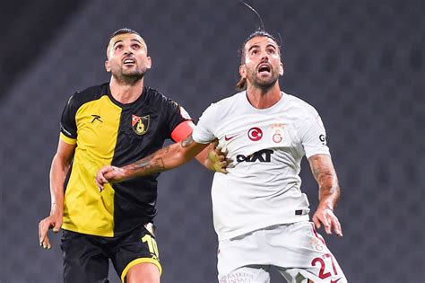 En Turquie Les Joueurs Distanbulspor Quittent La Pelouse Pour