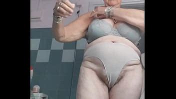 Oma Neukt Kut Met Komkommer XVIDEOS