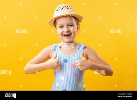 Petite fille en maillot de bain Banque de photographies et dimages à