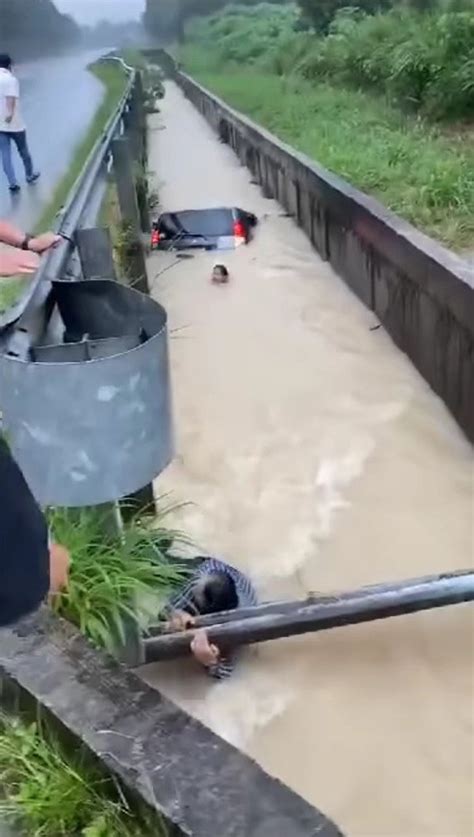 Car Falls Into Drain In M Sia Gets Swept Away Man Jumps In To Rescue