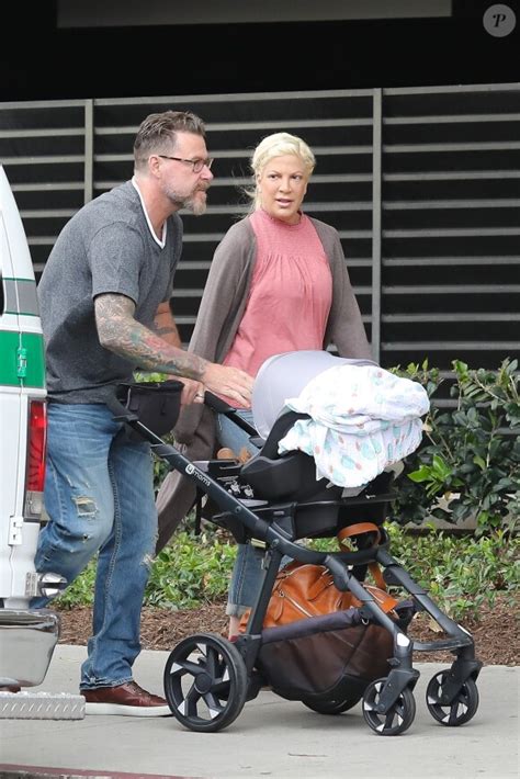 Photo Exclusif Tori Spelling Et Son Mari Dean Mcdermott Se Balade