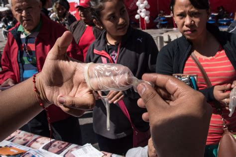 Sanciona Cofece a proveedores de condones y sondas de látex por más de