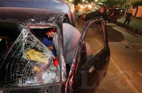 Conductor Pierde El Control Al Chocar Contra Separadores En Alameda