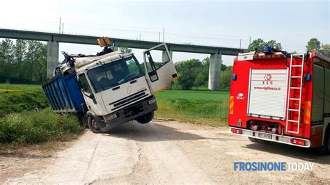 Mezzo Pesante Esce Fuori Strada E Si Impenna Autista Si Lancia Dalla