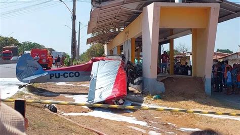 VÍDEO Avião de pequeno porte faz pouso forçado e atinge moto