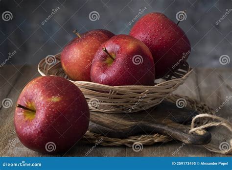 Manzanas Rojas En Un Plato De Mimbre Sobre Una Mesa De Madera Imagen De