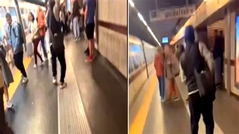 Lite In Metro A Roma I Colpi Con Una Spranga Di Ferro Il Video