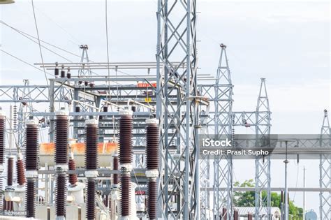 Banyak Isolator Listrik Tegangan Tinggi Di Gardu Listrik Pasokan Energi ...