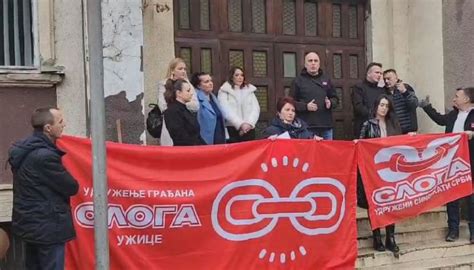 Protest Roditelja I Sindikata Ispred Zgrade Op Tine Priboj Udru Eni