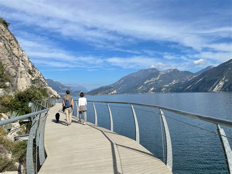 La Pista Ciclabile E Pedonale Sospesa Nel Vuoto Sul Lago Di Garda