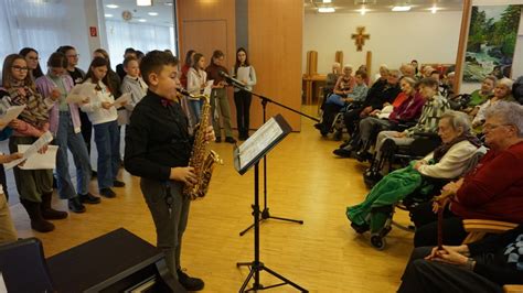 Franziskus Gym Wels Adventfeier Im Altenheim Bruderliebe