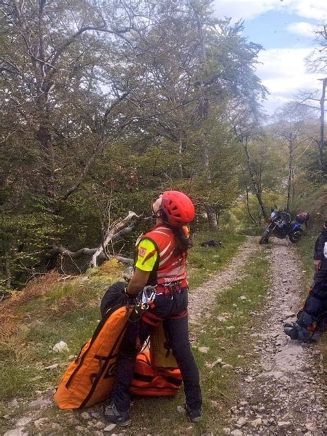 Evacuado en helicóptero un motorista que se rompió la pierna en una