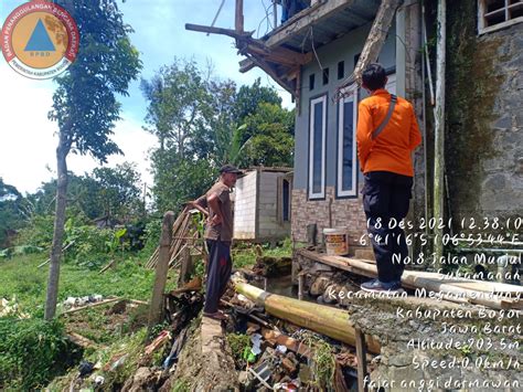 Rumah Rusak Akibat Tanah Longsor Di Kecamatan Megamendung Kabupaten Bogor