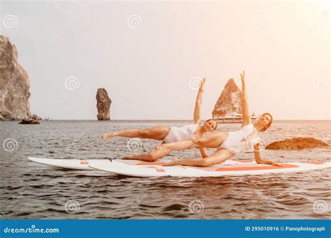 Yoga Sup Femenino Mujer Deportista Feliz Practicando Pilates De Yoga