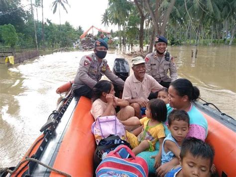 Lagi Aksi Cepat Tim Sar Ilato Brimob Evakuasi Warga Dari Banjir