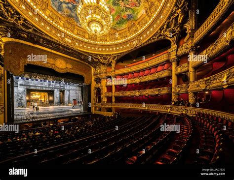 Una vista interior de la Ópera de París, el Palais Garnier. Fue construido desde 1861 hasta 1875 ...