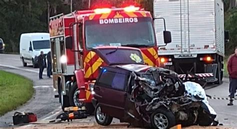 Homem Morre Ap S Acidente Entre Carro E Caminh O Na Br No M Dio Vale