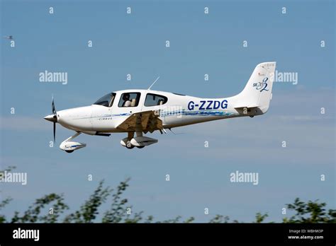 Cirrus sr20 aircraft landing wellesbourne hi-res stock photography and ...