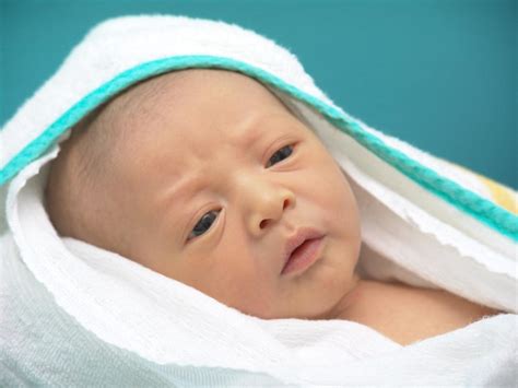 Madre Dando A Su Hijo Su Primer Ba O Beb Reci N Nacido Foto Premium