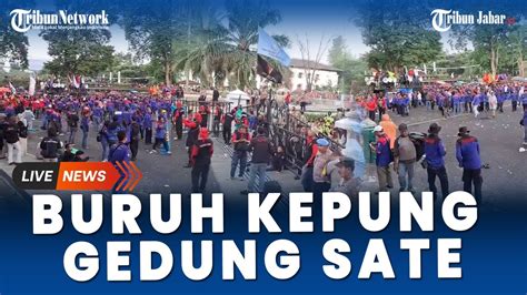 Buruh Pengunjuk Rasa Kepung Gedung Sate Youtube