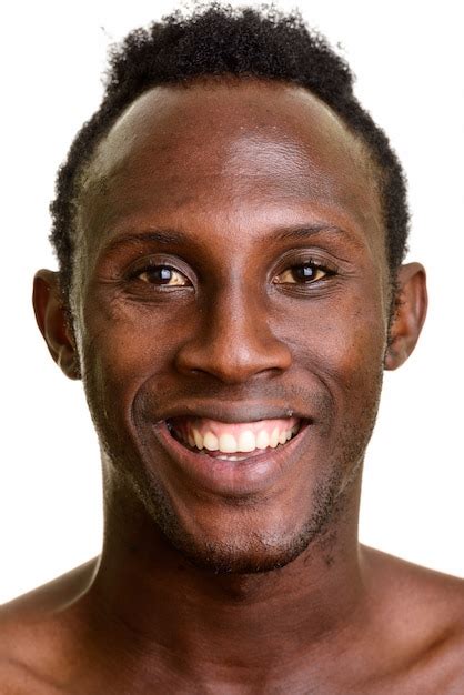 Rostro De Joven Feliz Hombre Africano Negro Sonriendo Foto Premium