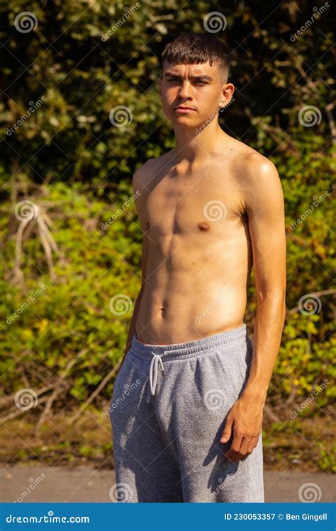 Torse Nu Pendant La Journée Dété Image Stock Image Du Adolescence