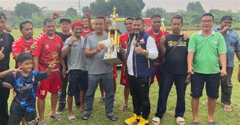 Bacaleg Golkar Zainul Miftah Serahkan Piala Bagi Juara Turnamen Sepak Bola