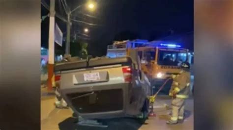 Video Conductor Borracho Choca Auto Estacionado Y Vuelca