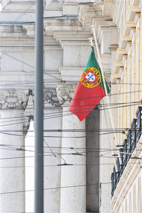 La Bandera De Portugal En El Asta De La Fachada Del Edificio Del Estado