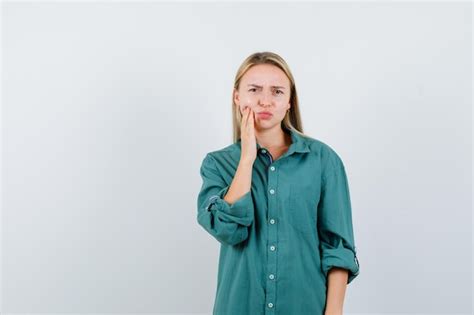 Jeune Femme Blonde Charmante Isolée Photo Gratuite