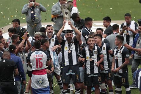 Alianza Lima campeón así celebraron los íntimos con el trofeo de la