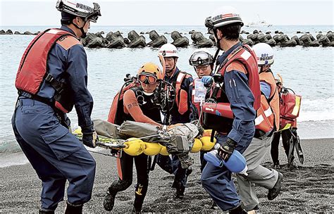 水難救助へ連携強化 ライフセーバー、海保と訓練 駿河消防署｜あなたの静岡新聞