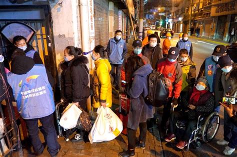 Shanghai Residents Leave Hotel Quarantine Cn