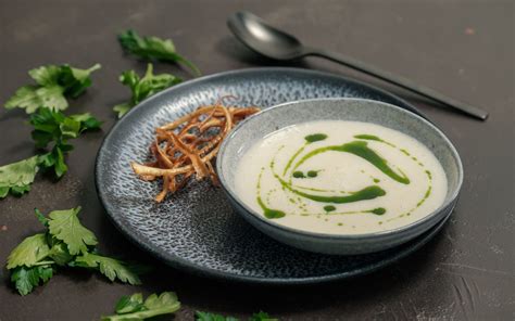 Geschäumte Petersilienwurzelsuppe mit Petersilienöl Rezept von Hannes