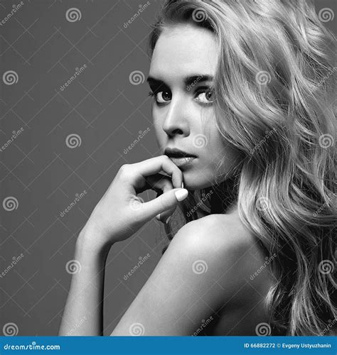 Jeune Femme Belle Fille Blonde Portrait De Monochrome De Mode Photo