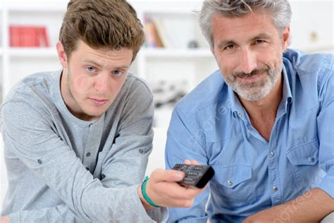 Fondo Retrato De Adulto Y Adolescente Con Control Remoto Foto E Imagen Para Descarga Gratuita