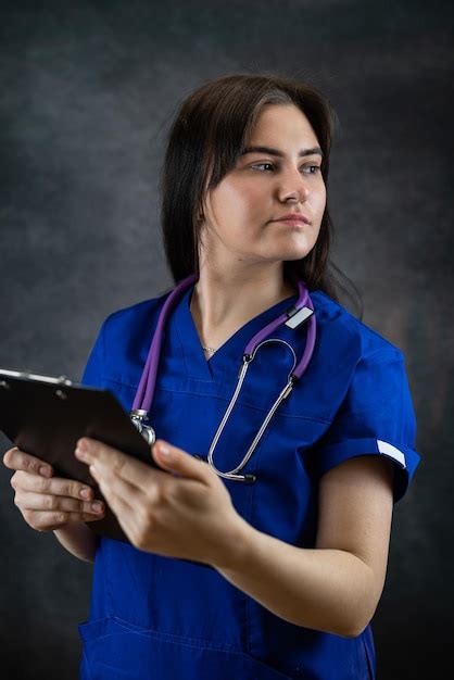 Retrato De Una Joven Enfermera Cauc Sica Doctora Usando Uniforme Azul