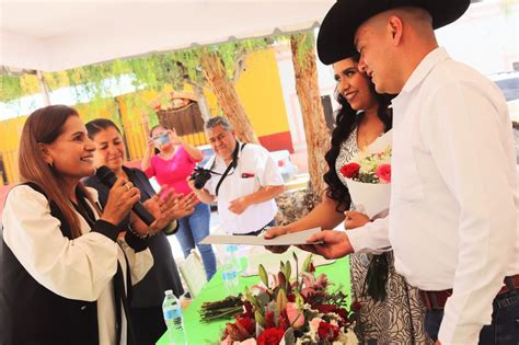 Con Matrimonios Colectivos Oficial A A Del Registro Civil De Bledos