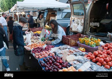 San luis obispo farmers market thursday hi-res stock photography and ...