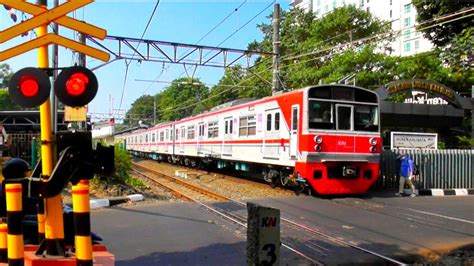 LEVEL Crossing 17 Kereta KRL Commuter Line Bogor Jakarta Kota Yang