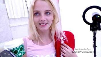 delgada cutie consigue apretado COÑO follada en estudio XVIDEOS