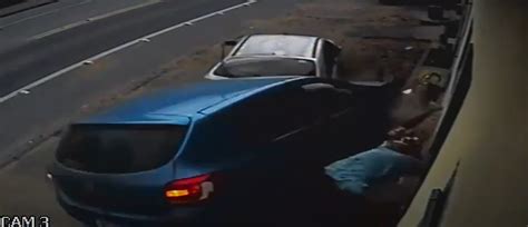 VÍDEO câmera mostra momento em que carro sai da pista e atropela duas