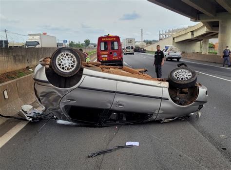 Capotamento Ap S Batida Caminh O Deixa Motorista Ferido Na Rodovia