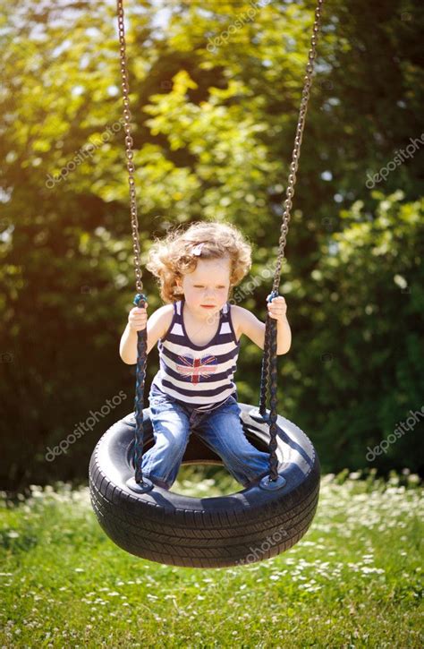 Petite Fille Se Balance Image Libre De Droit Par Io Nia